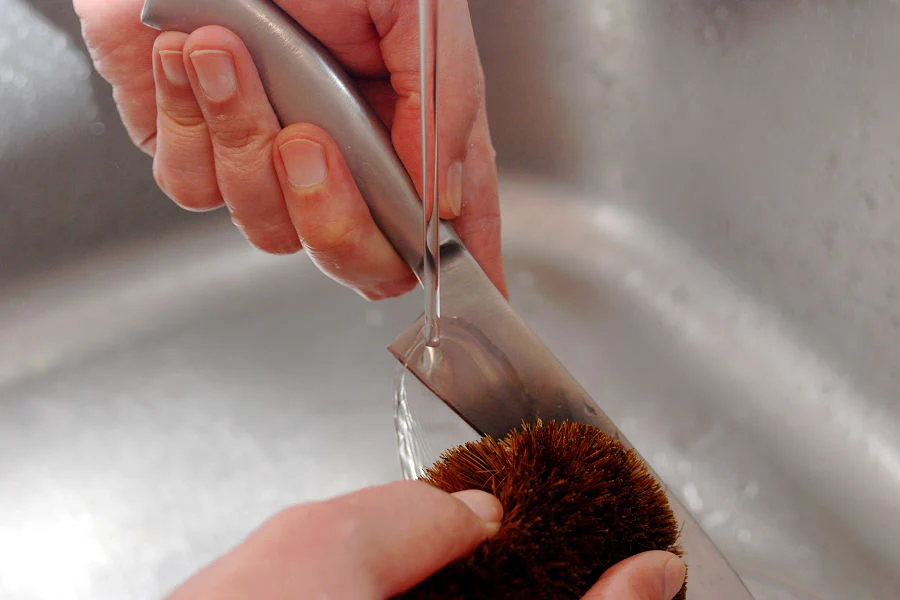 How to Use Liquid to Get Rust Off Knife